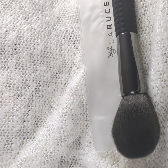 LARUCE Beauty TAPERED FACE Brush LR360, One Brush w/Sleeve Shield - Picture 2 of 10
